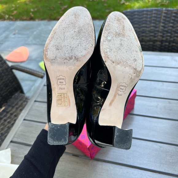 Tory Burch Raleigh 70MM Pump. Black Patent Leather. Gold Medallion. Size 7.5 EUC - Picture 6 of 9